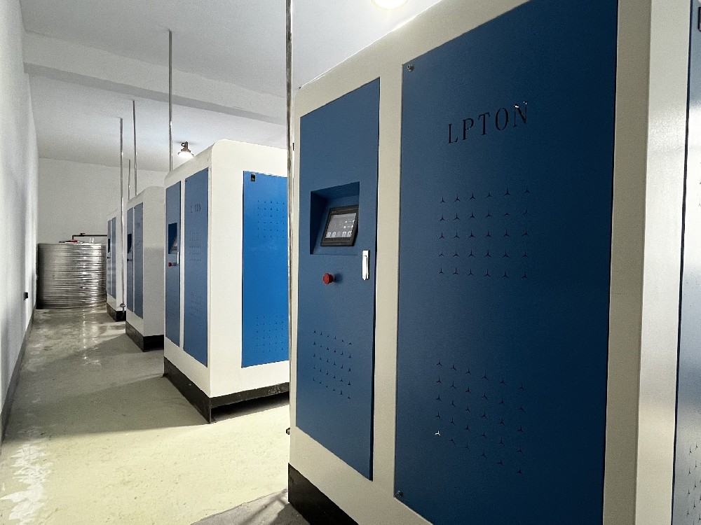 4臺1噸冷凝燃?xì)饽K蒸汽源機(jī)并聯(lián)使用用于飼料加工